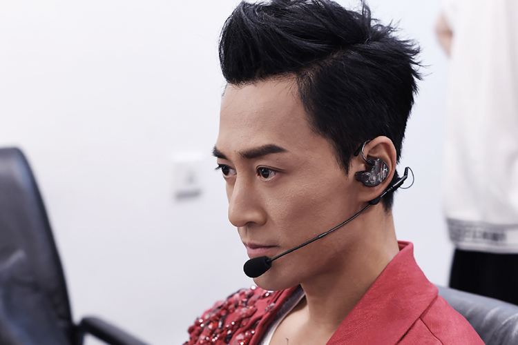 详情明星风采林峯,1979年12月8日生于福建厦门,2岁移居中国香港,中国